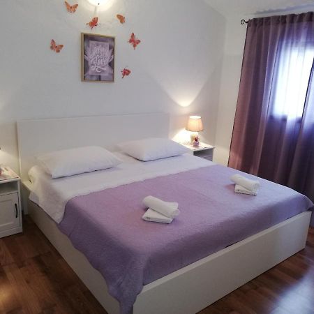 Apartment Pecarevic - A Holiday With A Stunning View Vis Exteriör bild